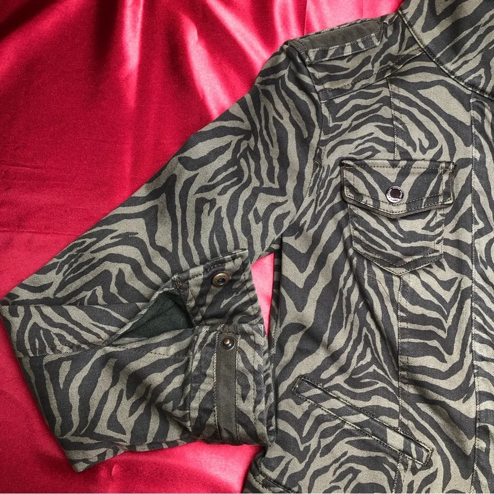 ⭐️NEW⭐️White House Black Market (WHBM) Zebra Print Denim Jacket - Picture 3 of 8